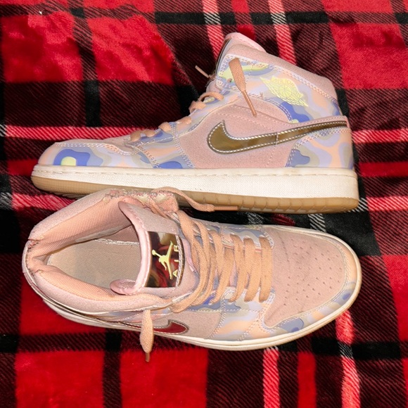 Nike Air Jordan 1 Mid P(her)spective: Size 8 - Picture 1 of 3